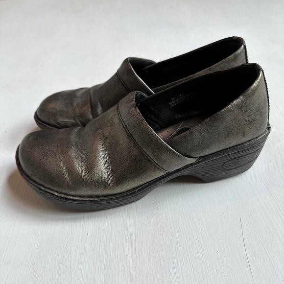 BORN Pewter Silver Metallic Slip On Clogs - Picture 4 of 6